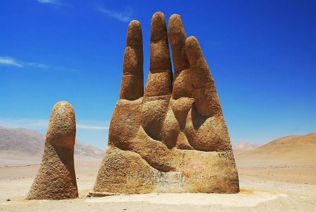 Гигантская рука в пустыне Атакама