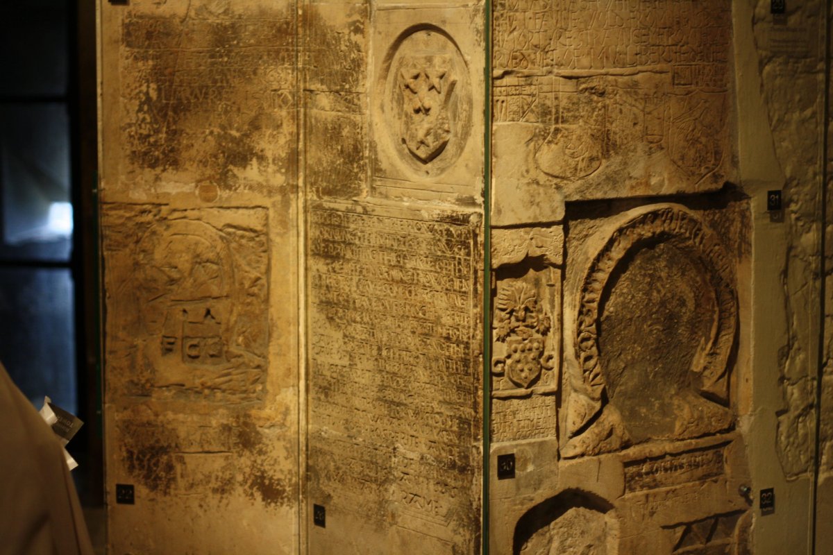 Тюрьма Тауэра с надписями на стенах, сделанными знатными узниками