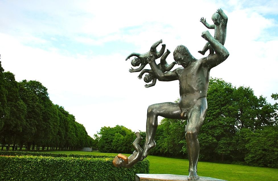 памятник Мужчина, который жонглирует детьми