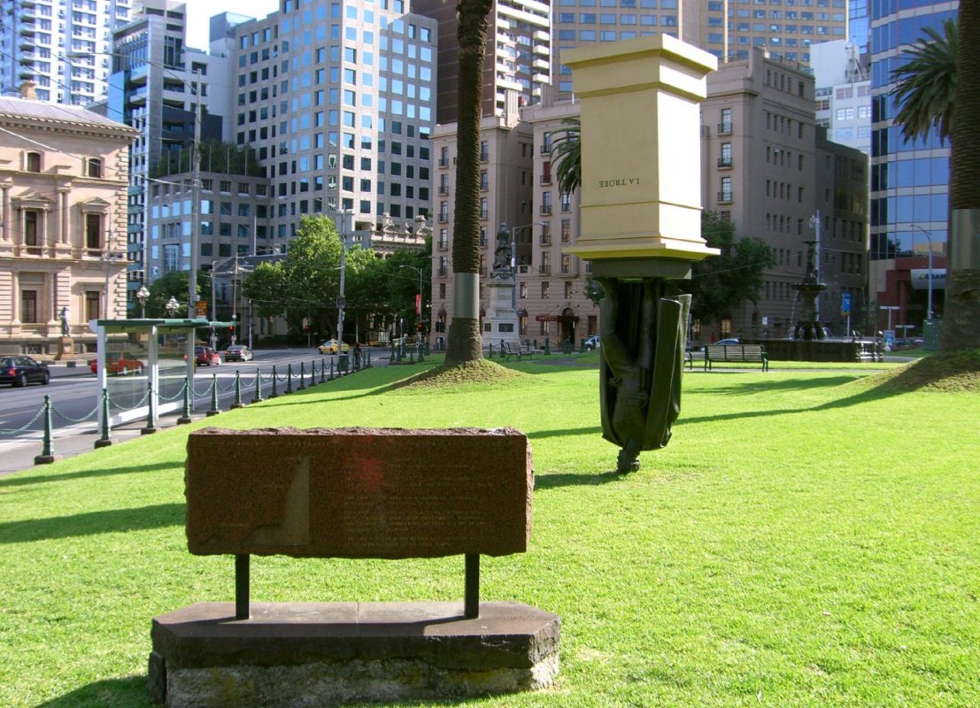 Памятник Чарльзу Ла Тробе вверх ногами Мельбурн