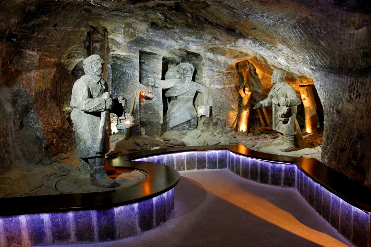 Скульптуры в соляной шахте Величка в Польше