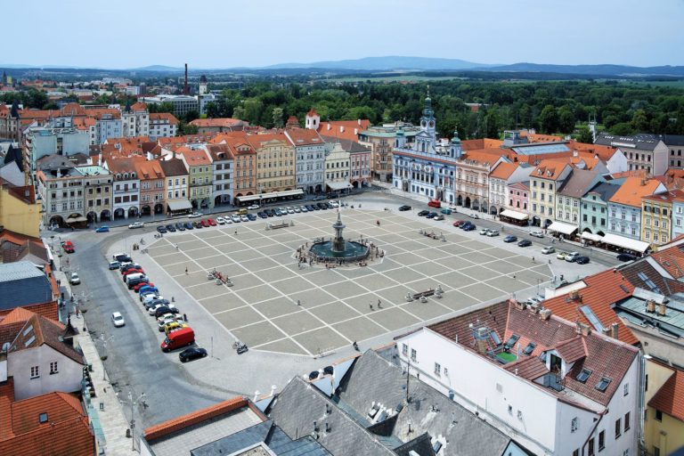 Центральная площадь чешских Будейовиц с фонтаном Самсона