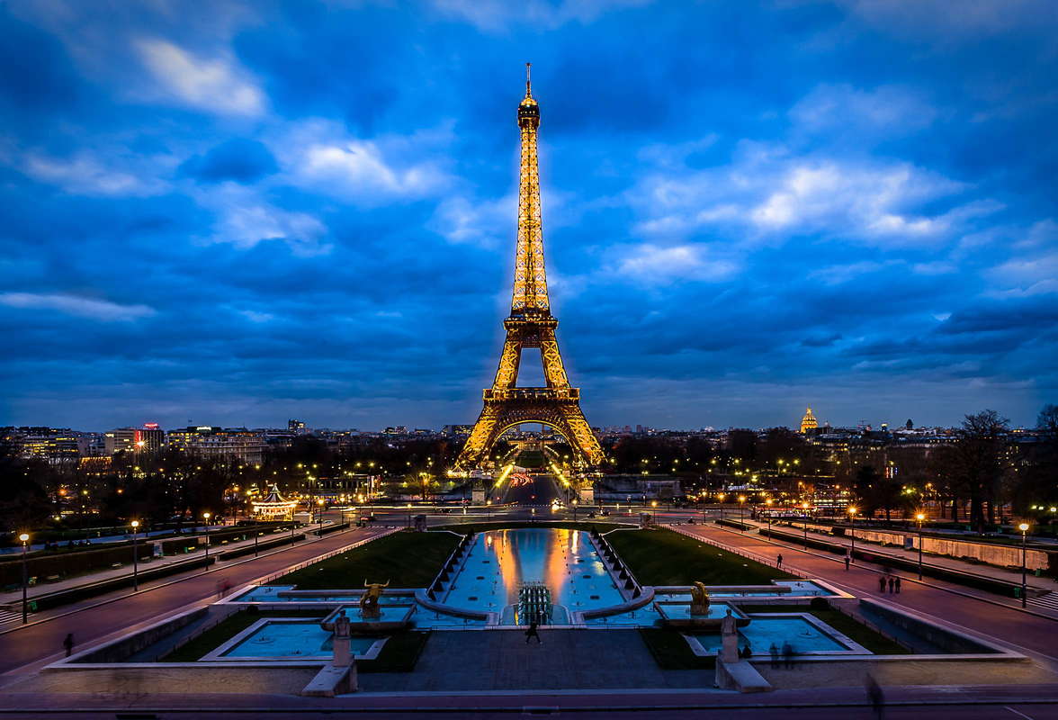 Эйфелева башня ночью в Париже, Франция