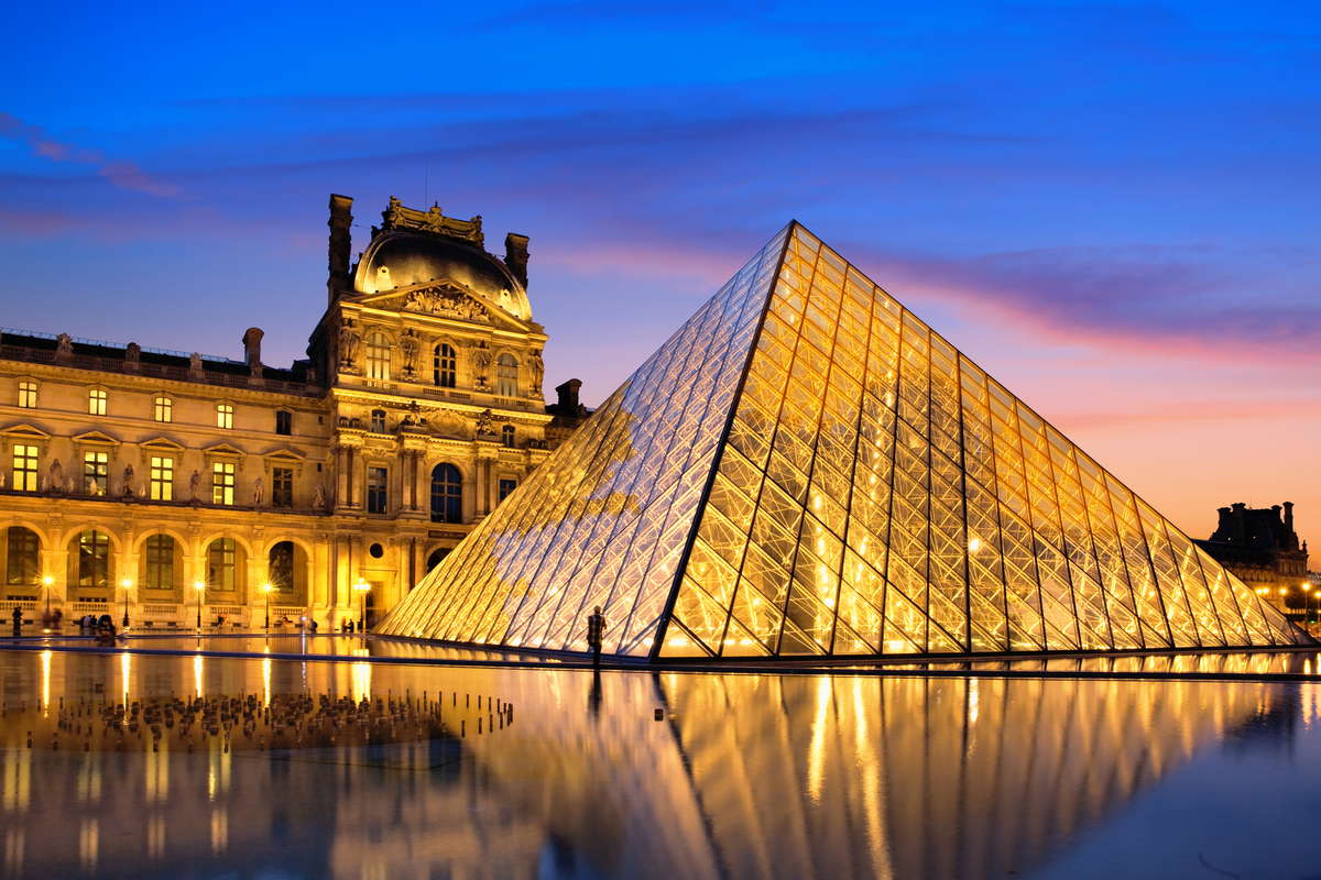 Пирамида Лувра в Париже фото снаружи