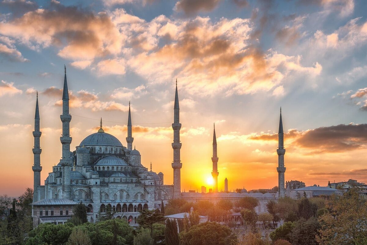 Мечеть Султанахмет на закате в Стамбуле