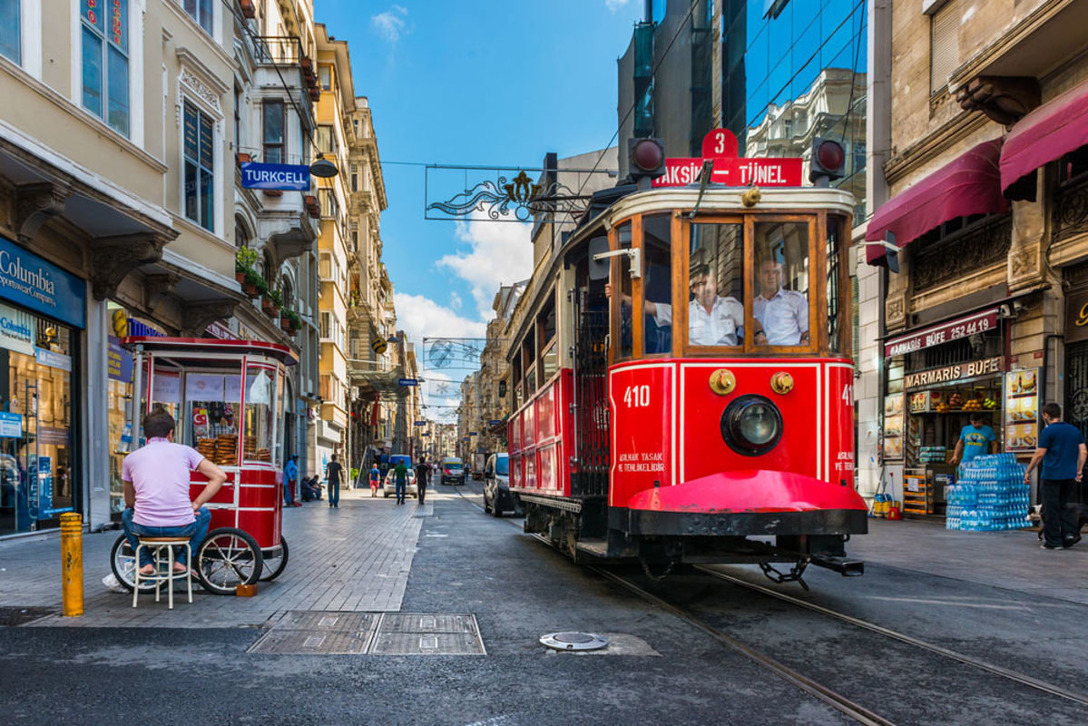 Улица Истикляль в Стамбуле трамвай