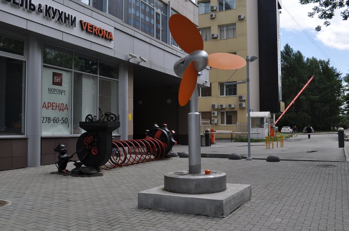 Памятник жаркому лету 2012 и вентилятору