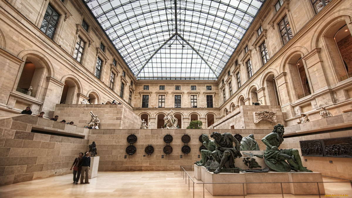 Музей Лувр внутри Париж