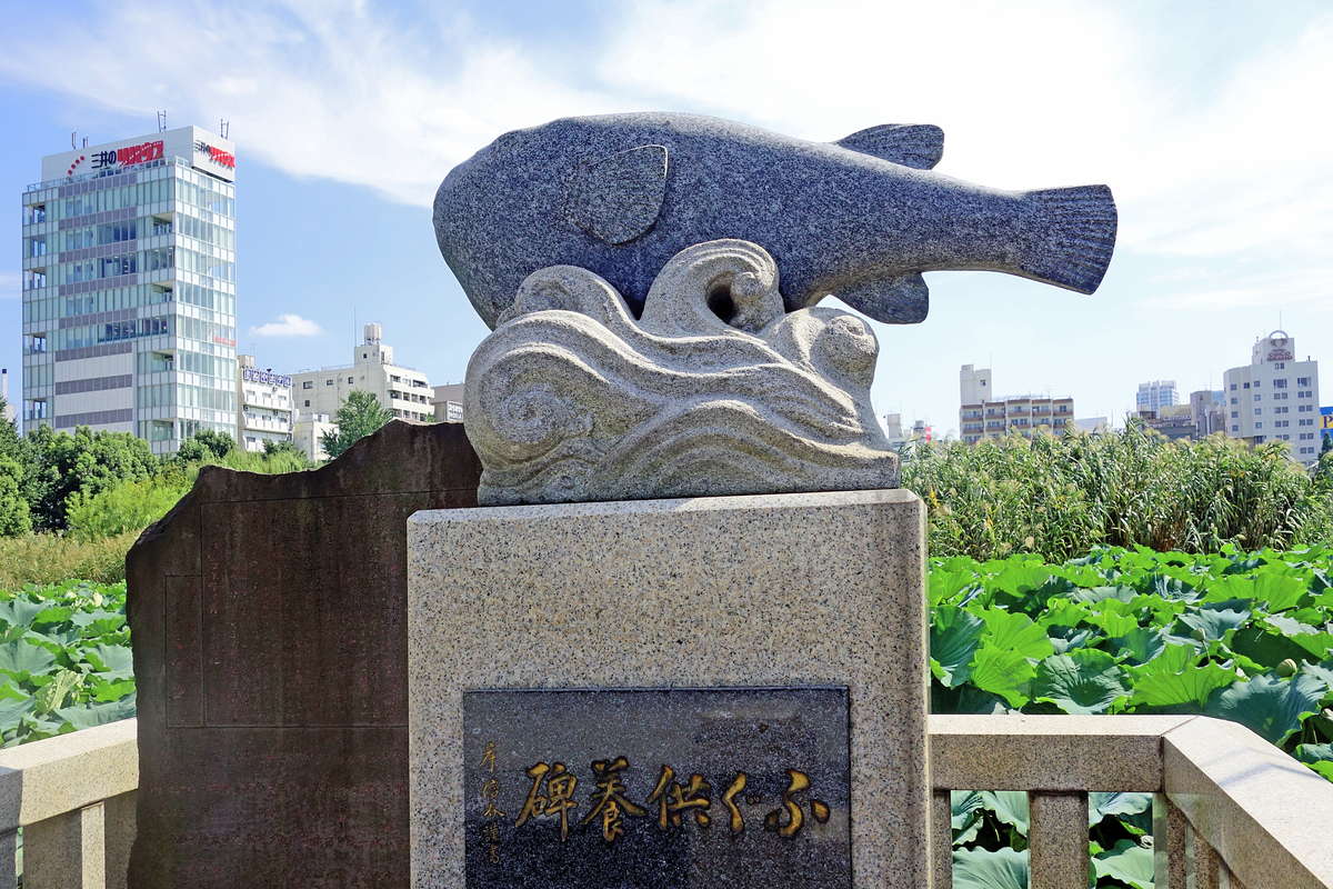Памятник рыбе фугу в Токио фото