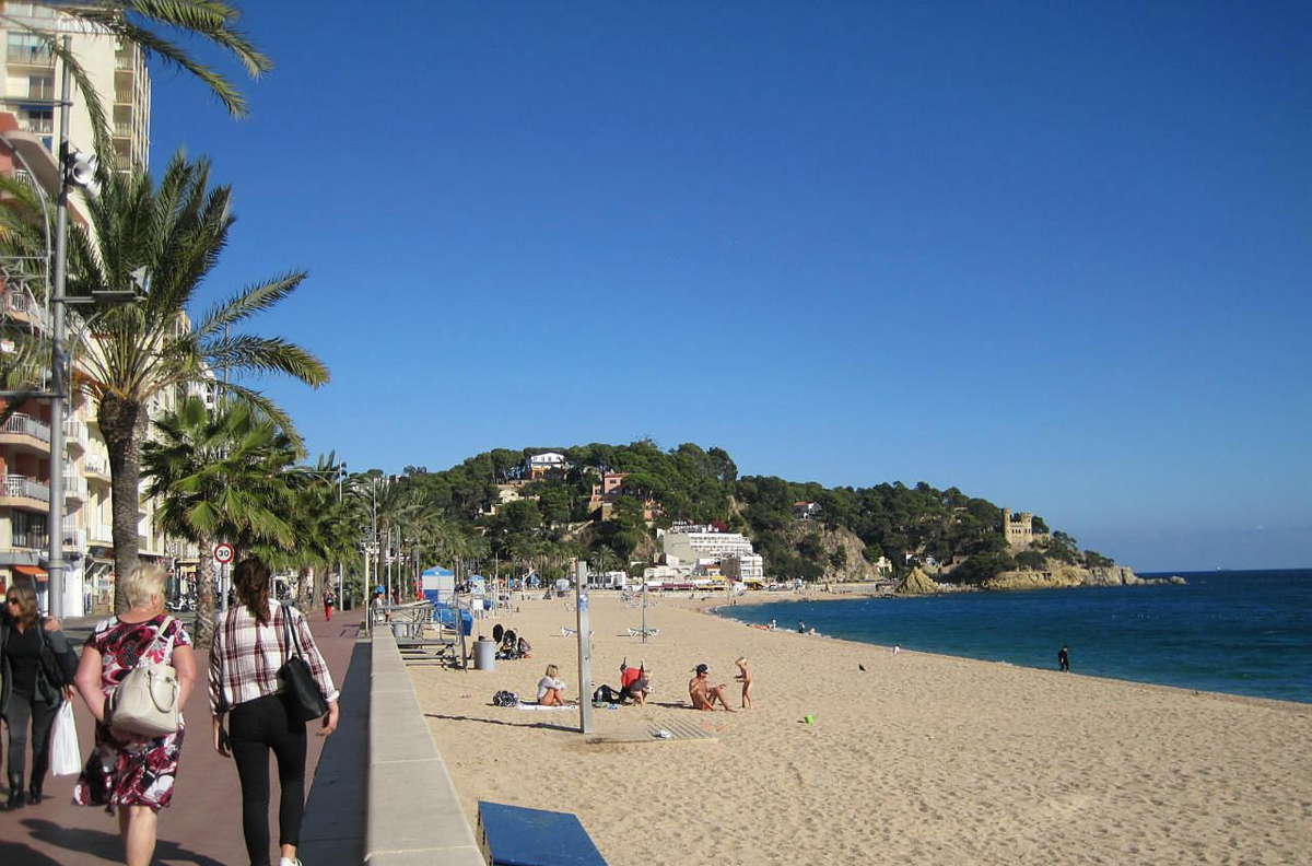 Льорет-де-Мар курорт Испании пляж в октябре