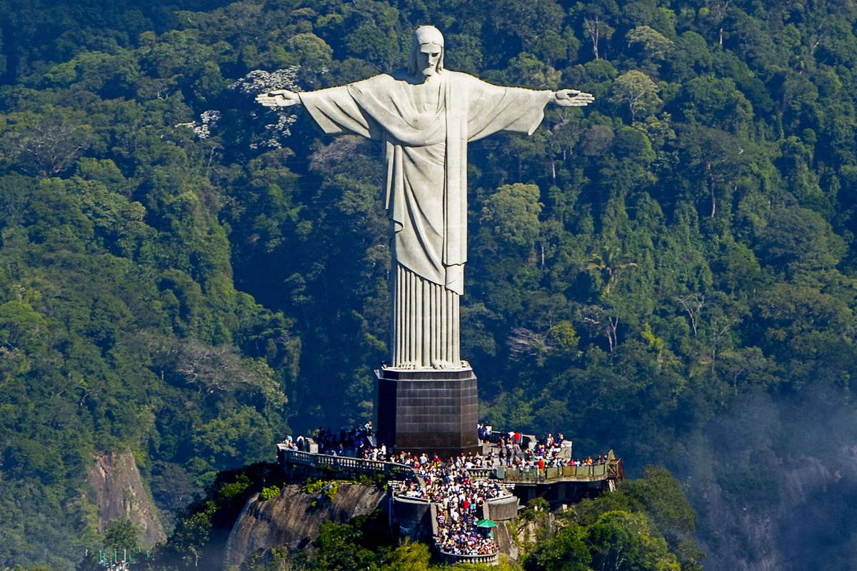 статуя христа-искупителя в рио-де-жанейро фото спереди