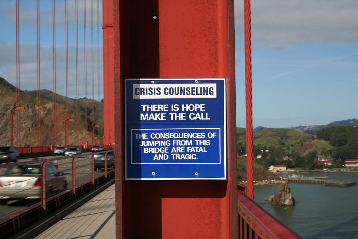 Мост Золотые Ворота в Сан-Франциско табличка с предупреждением