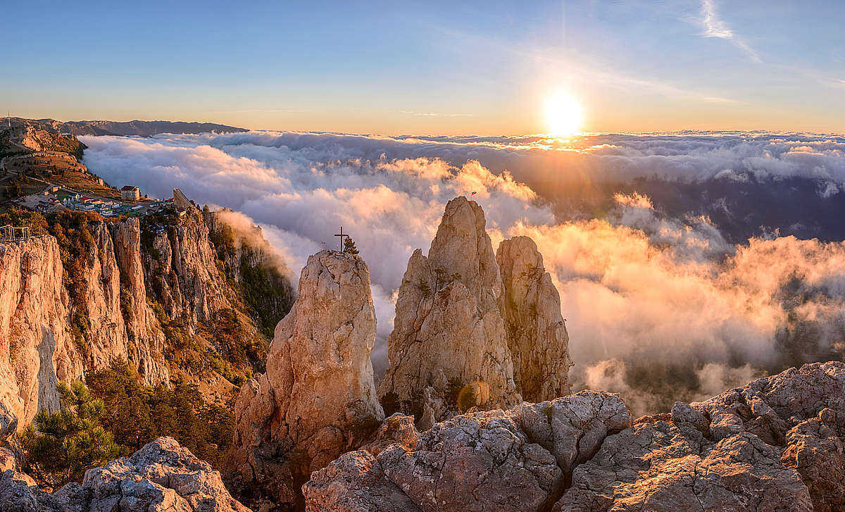 Гора Ай-Петри рассвет над облаками Крым