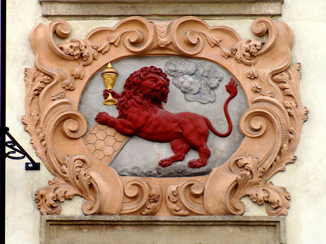 Красный лев на фасаде здания в Праге
