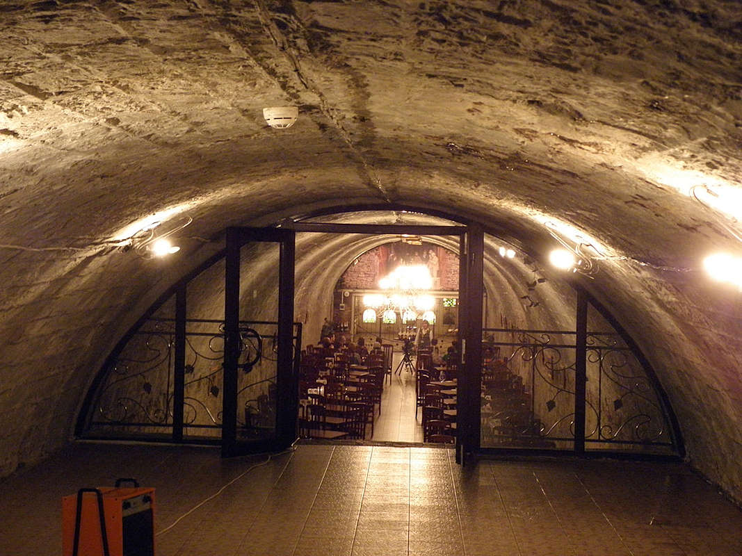Вход в зал для дегустации вин в Абрау