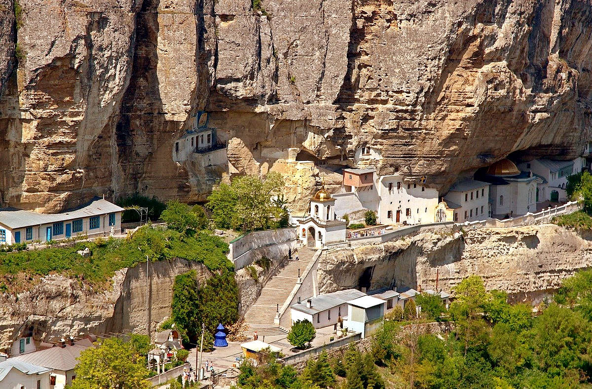 Свято-Успенский мужской монастырь Бахчисарай фото издалека