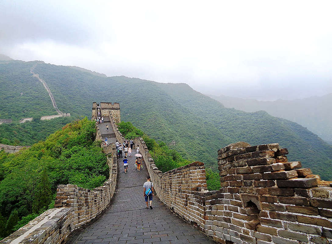 Великая Китайская стена с туристами
