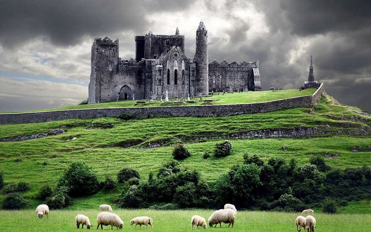 замок в ирландии на холме