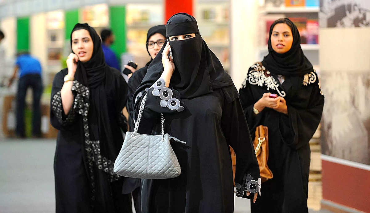 Женщины на улицах Эмиратов