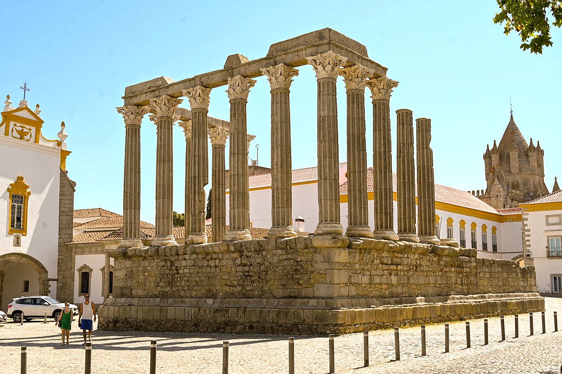 древнеримский храм в городе Эвора Португалия