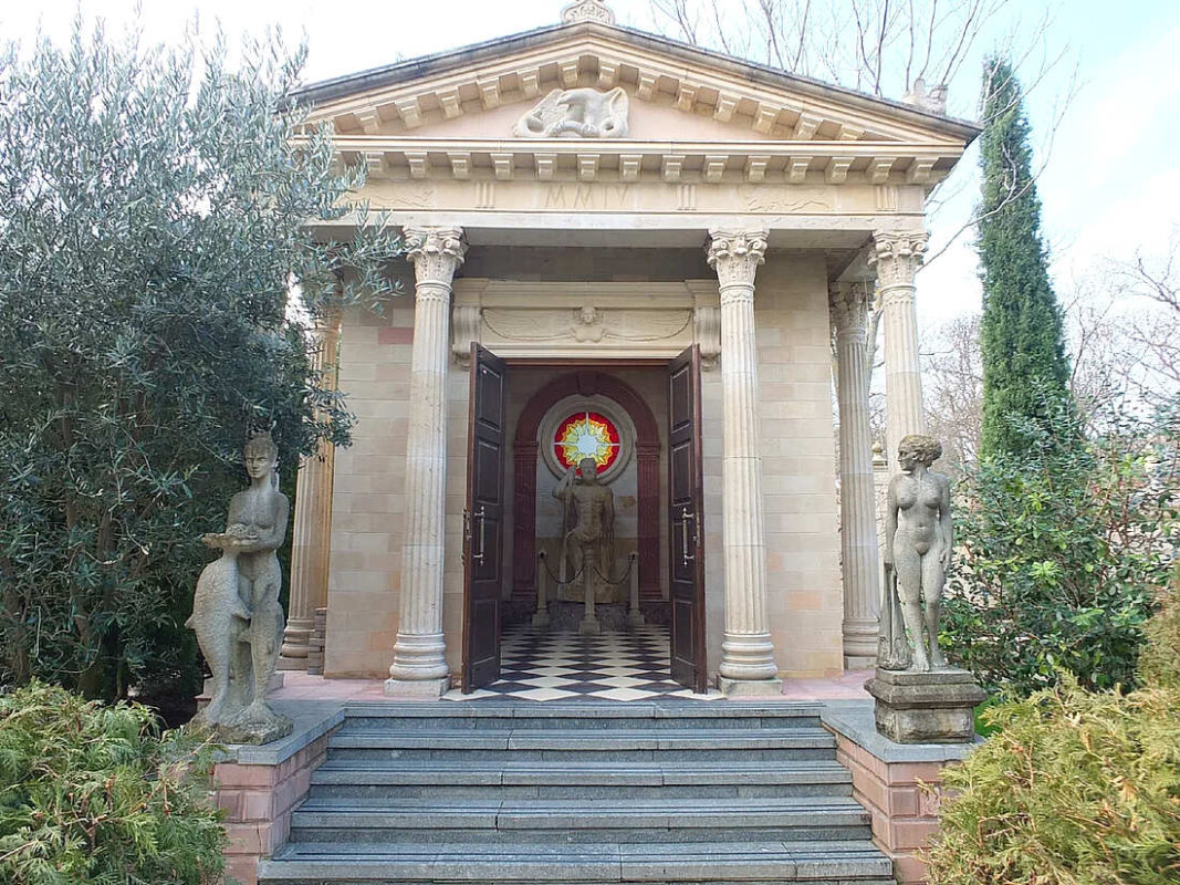 Храм Зевса в Старом парке Кабардинка