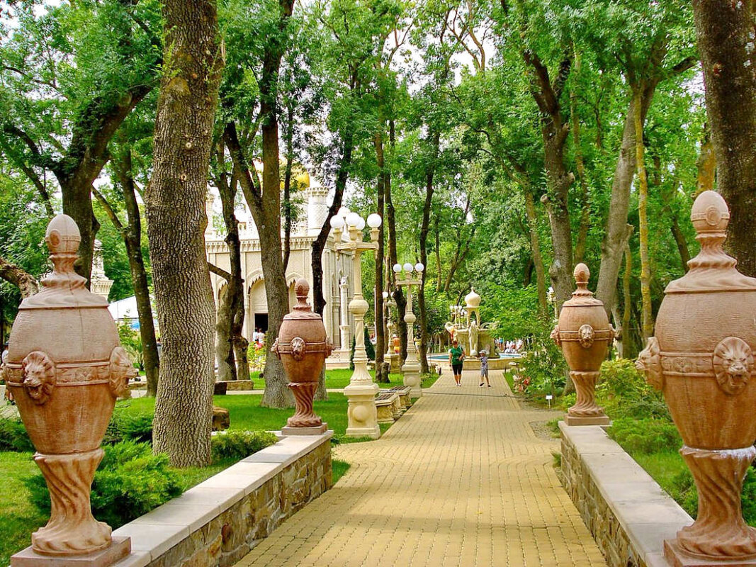 Старый парк в Кабардинке с чудесами архитектуры