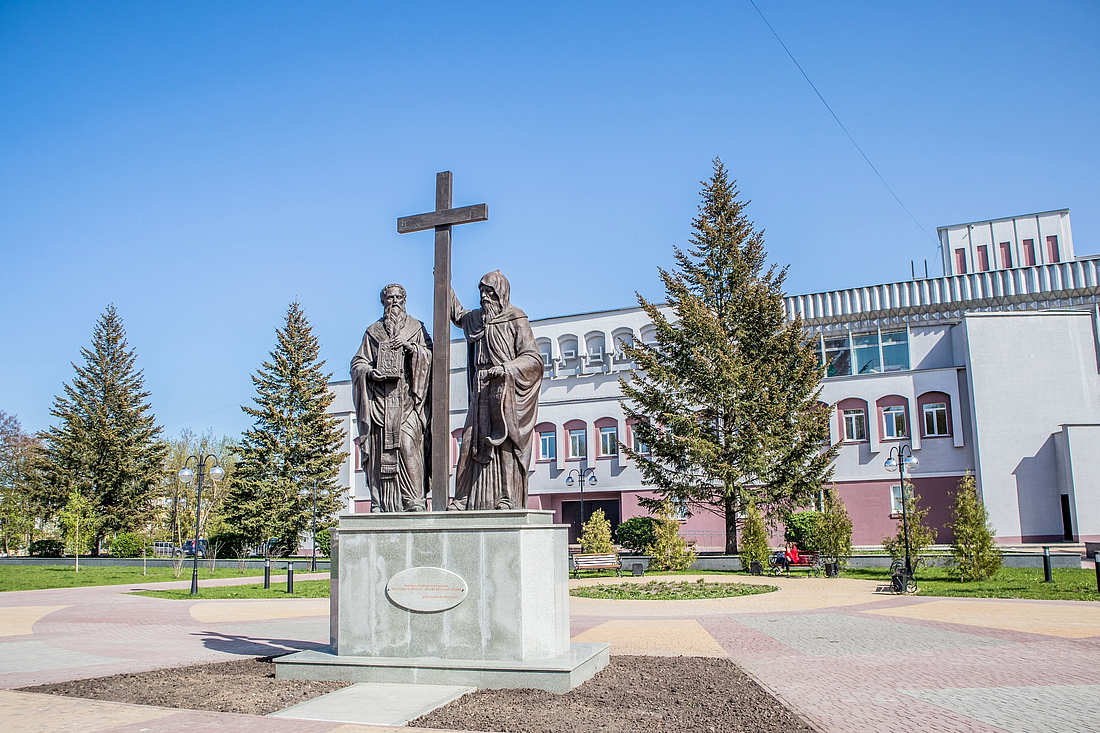 памятник Кириллу и Мефодию в Брянске на Славянской площади