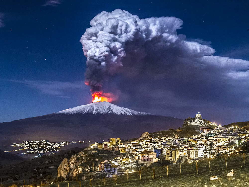 Этна извержение вулкана Сицилия ночь