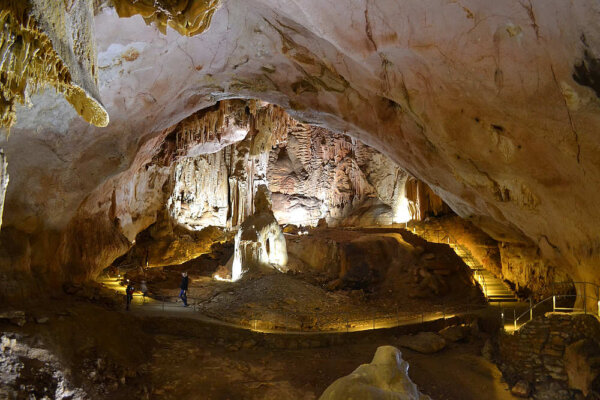 Пещера Эмине-Баир-Хосар в Крыму – чудо природы