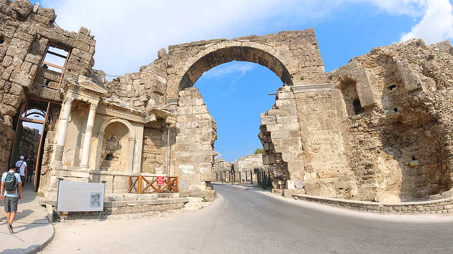 Ворота Веспасиана и Колонная улица в Сиде Турция