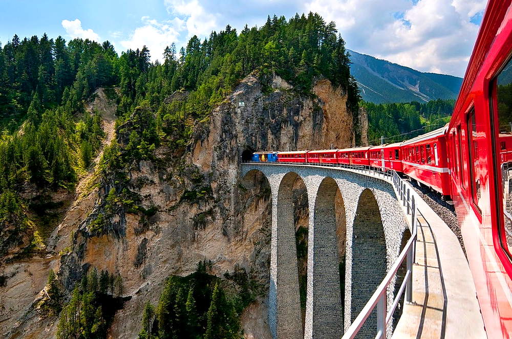 железная дорога в альпах Швейцарии