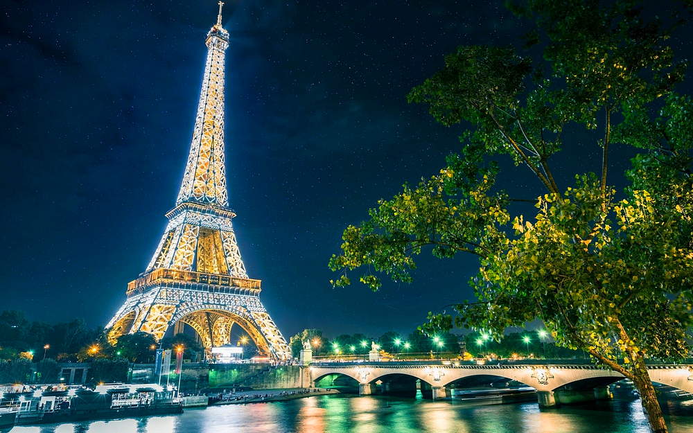 Эйфелева башня в Париже ночью интересные факты