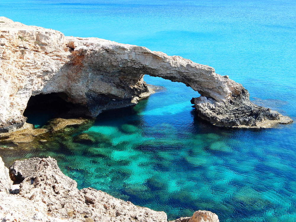 Мост влюбленных пещеры айя-напа Капо-Греко Кипр